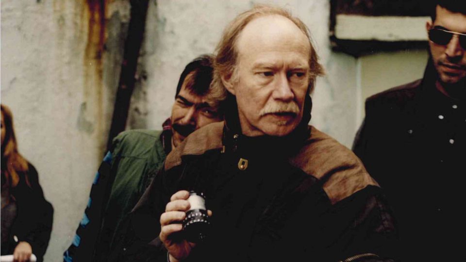 Jürgen Jürges hält ein Filmobjekt in seiner Hand.