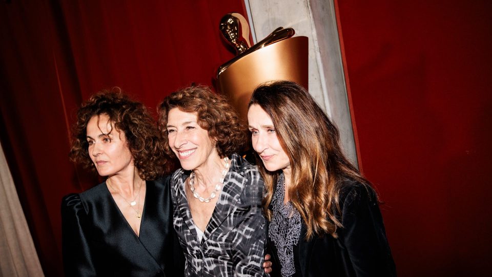 Die drei Besten Nebendarstellerinnen auf dem Roten Teppich: Marie-Lou Sellem, Adele Neuhauser und Barbara Philipp lächeln in die Kameras.