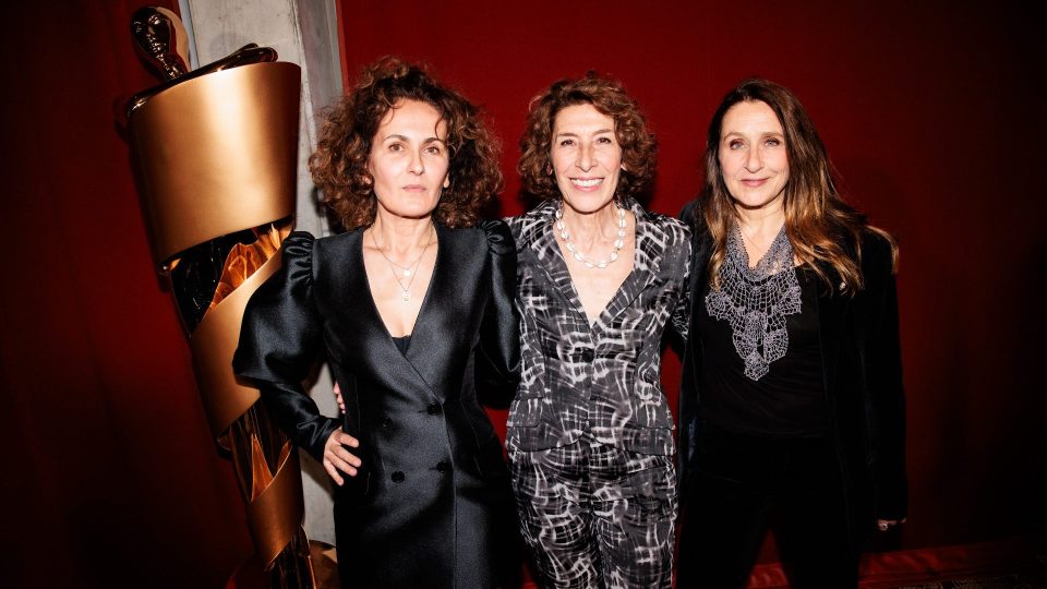 Die drei Besten Nebendarstellerinnen auf dem Roten Teppich: Marie-Lou Sellem, Adele Neuhauser und Barbara Philipp lächeln in die Kameras.