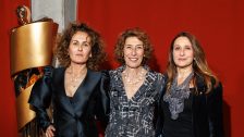 Marie-Lou Sellem, Adele Neuhauser und Barbara Philipp nebeneinander auf dem Roten Teppich.