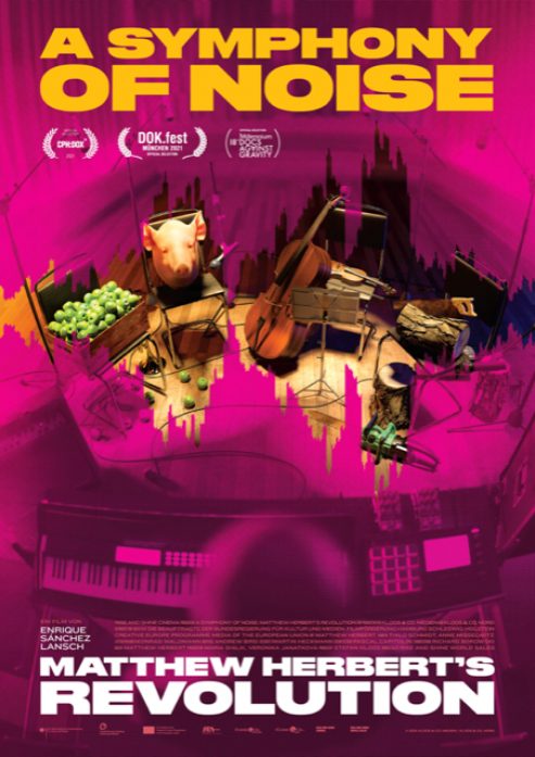 Kinoplakat zum Film A SYMPHONY OF NOISE. Das Plakat ist pink eingefärbt, der Titel des Films befindet sich im oberen Bilddrittel. Mittig sind Notenständer, Instrumente, Stühle, Äpfel, eine Säge und Holzblöcke zu sehen